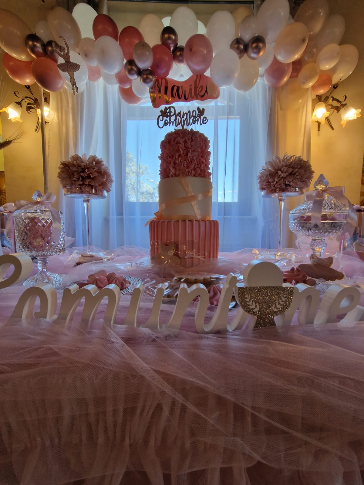 tavolo con una torta e dei palloncini sopra