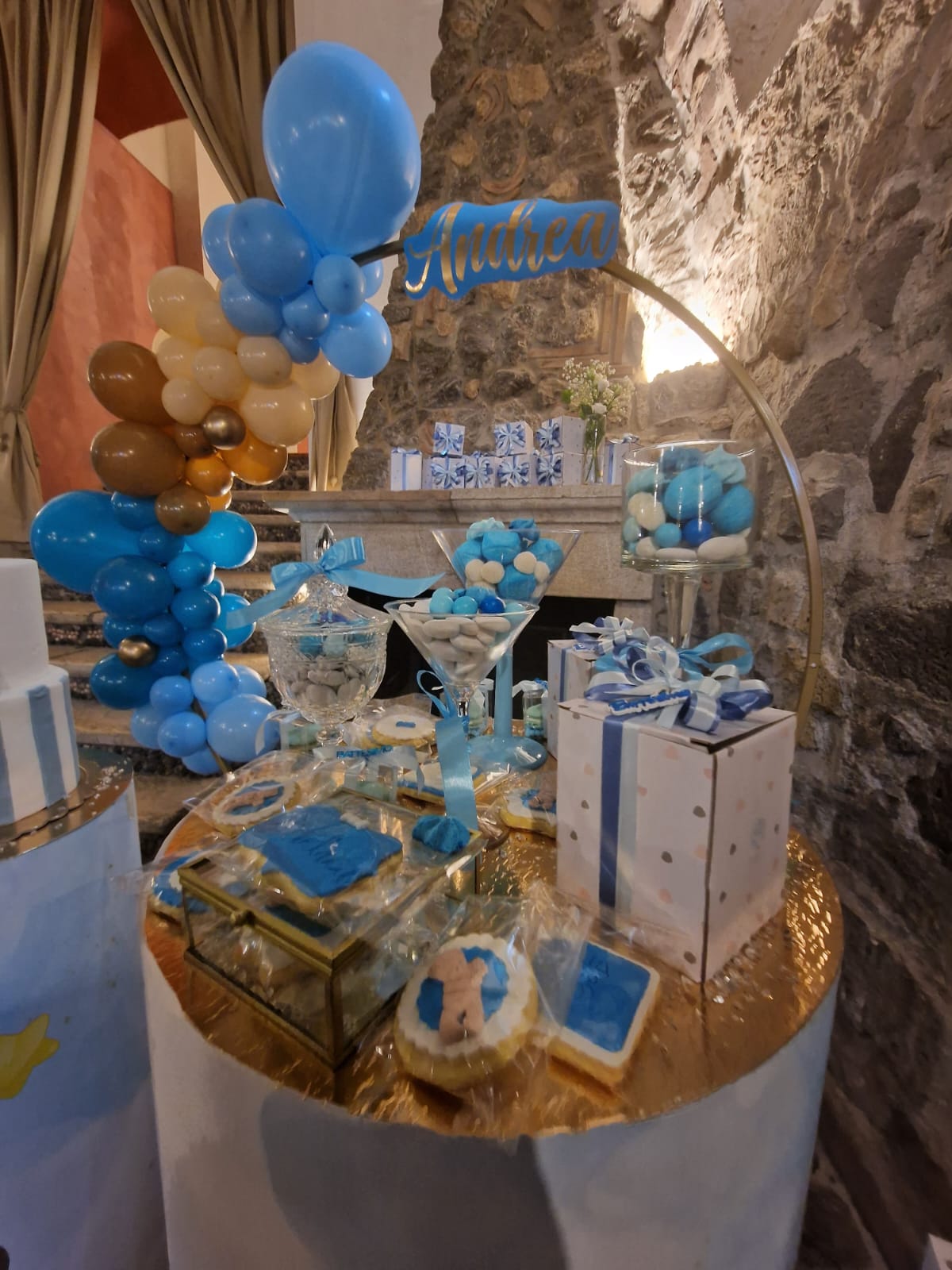 tavolo con palloncini, regali e biscotti sopra