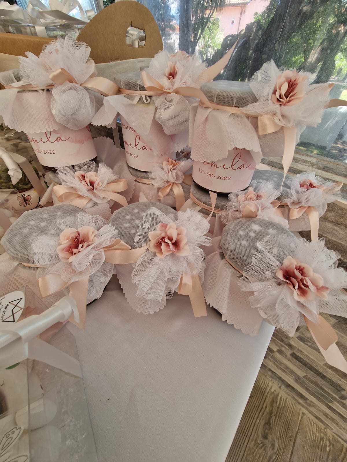 tavolo sormontato da un mazzo di barattoli con sopra dei fiori