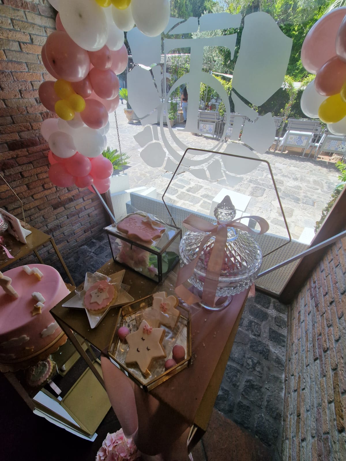 tavolo con palloncini e biscotti sopra davanti a una finestra