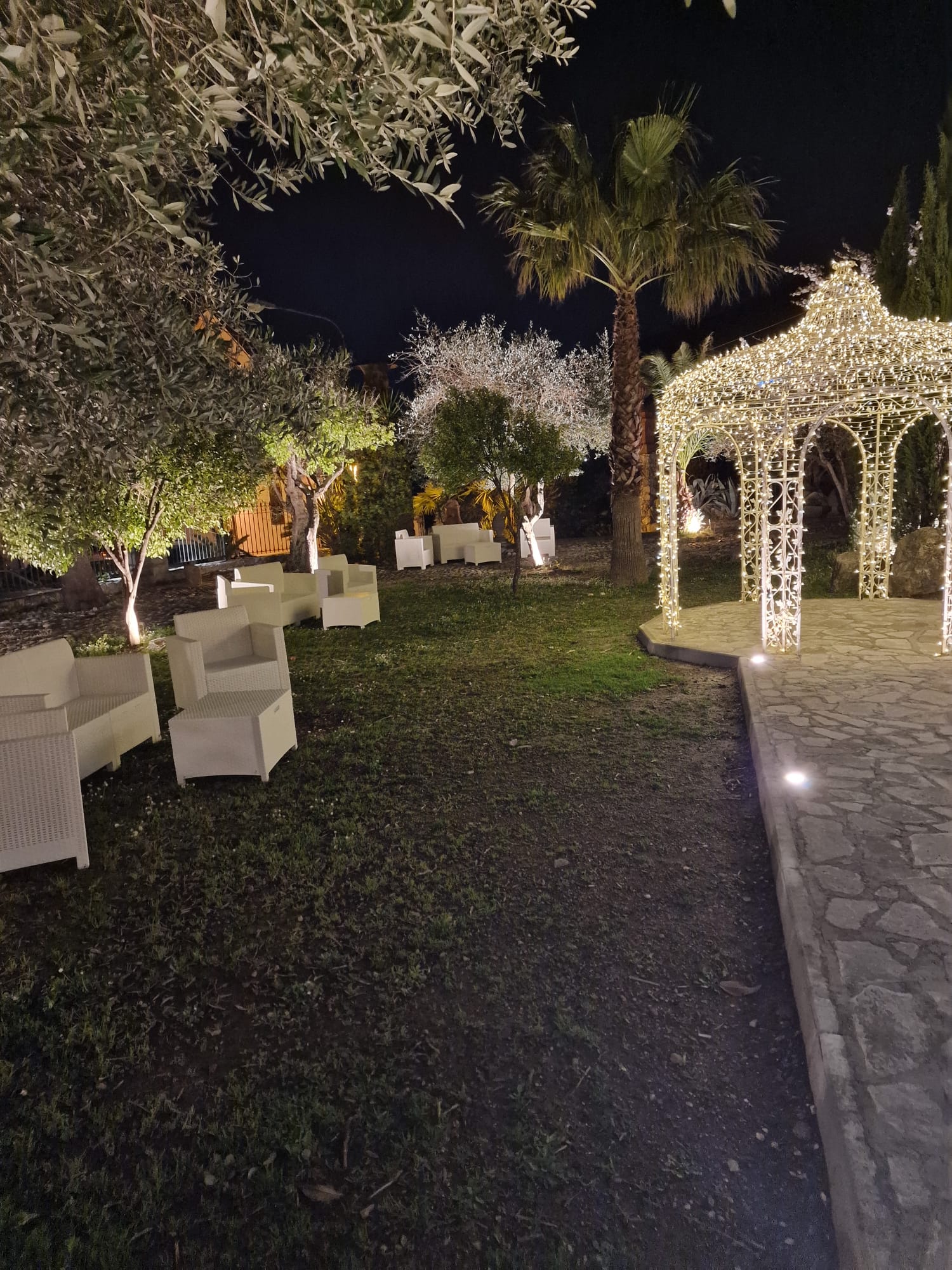 gazebo in mezzo al giardino di un ristorante