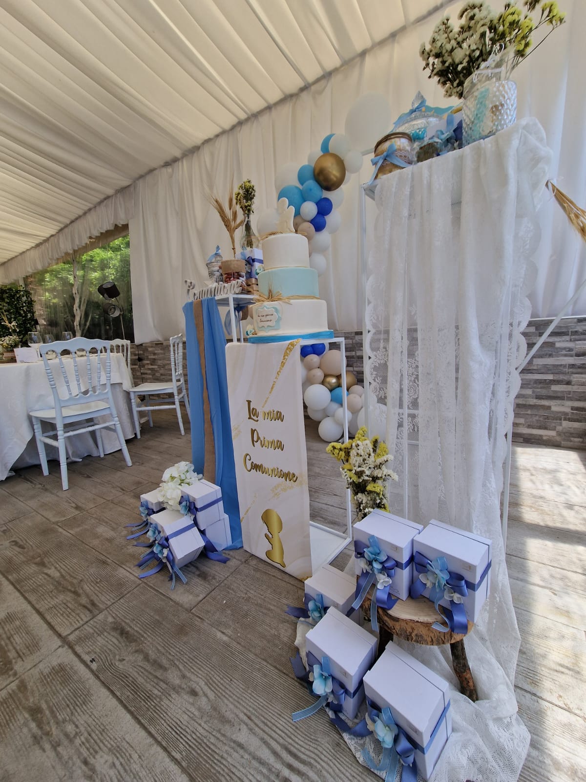 Una stanza decorata per un baby shower con torta e palloncini.