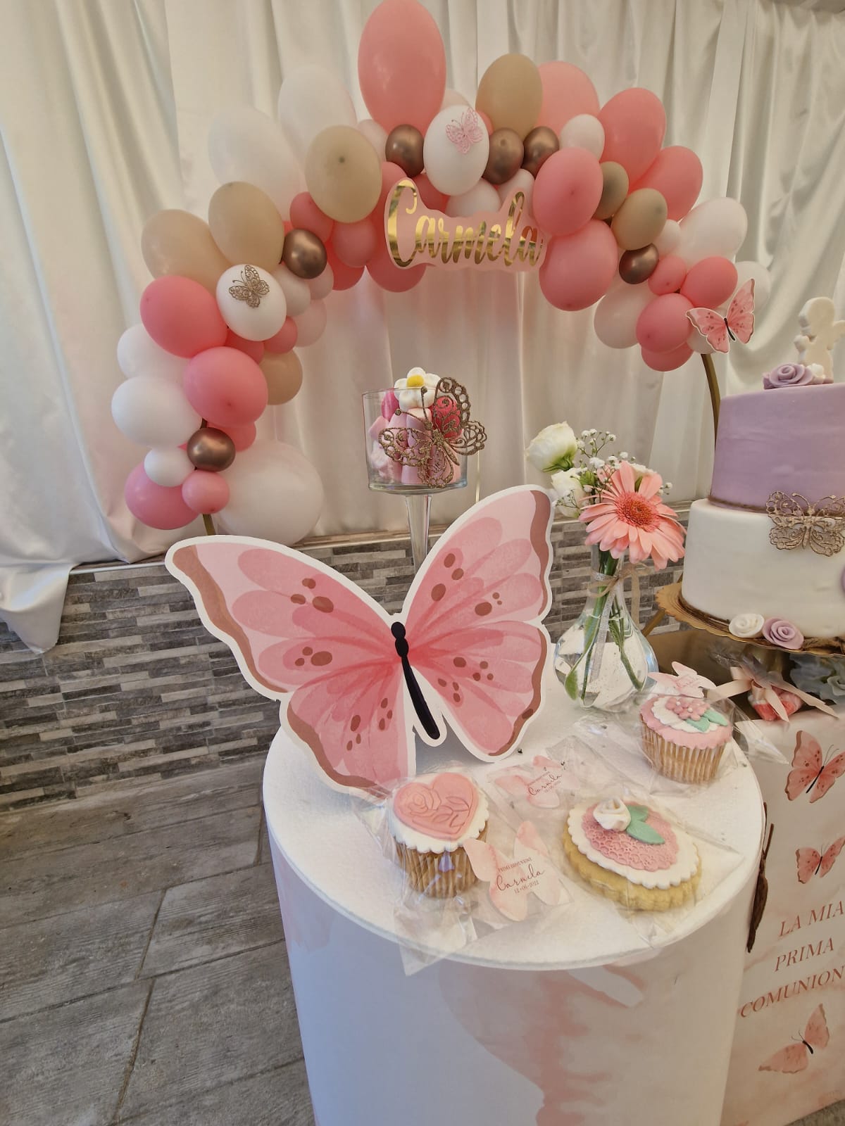 tavolo decorato con dei palloncini rosa e bianchi