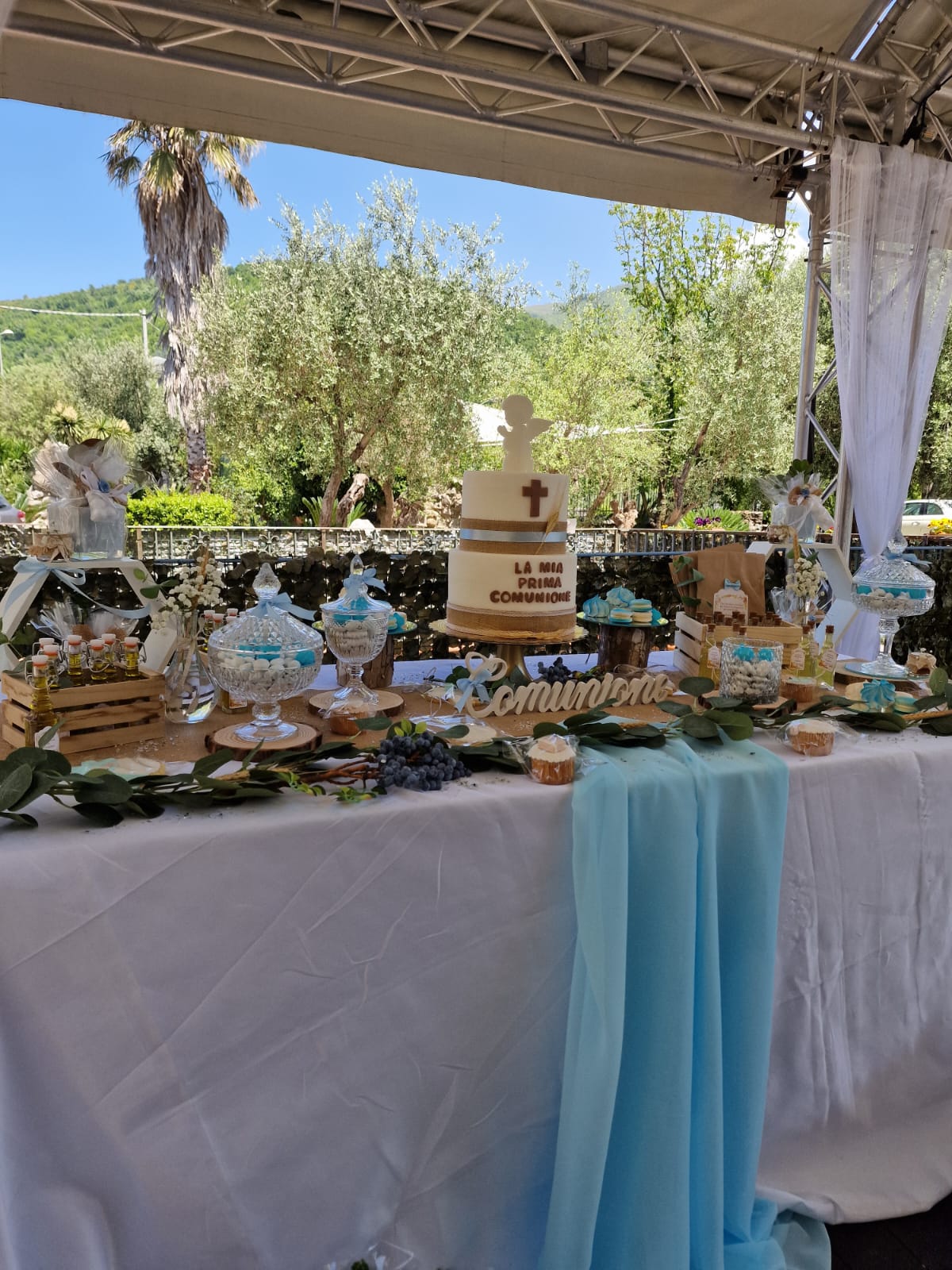 tavolo con una tovaglia blu e una torta sopra