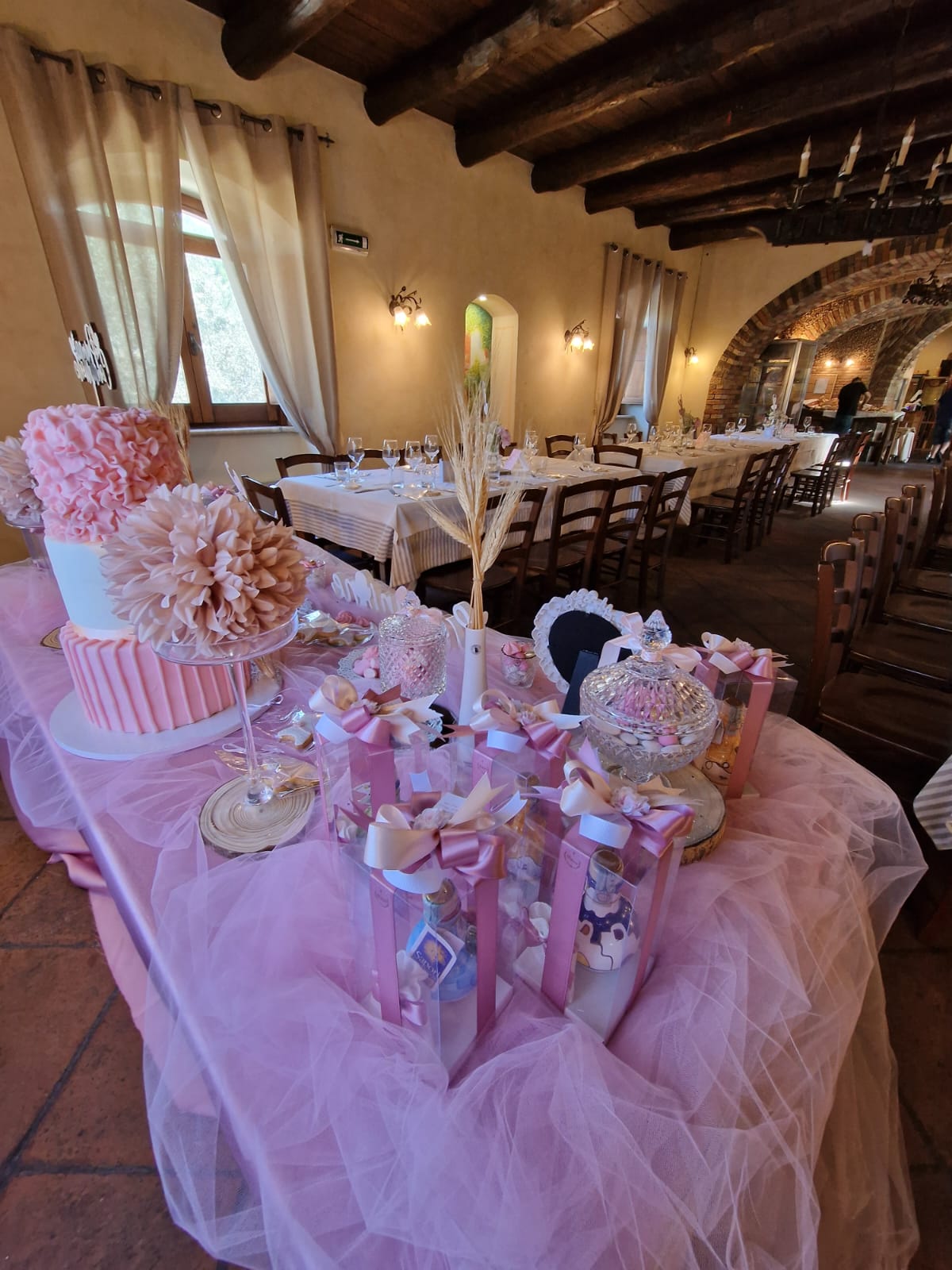 tavolo decorato per una prima comunione con torta e cup cake