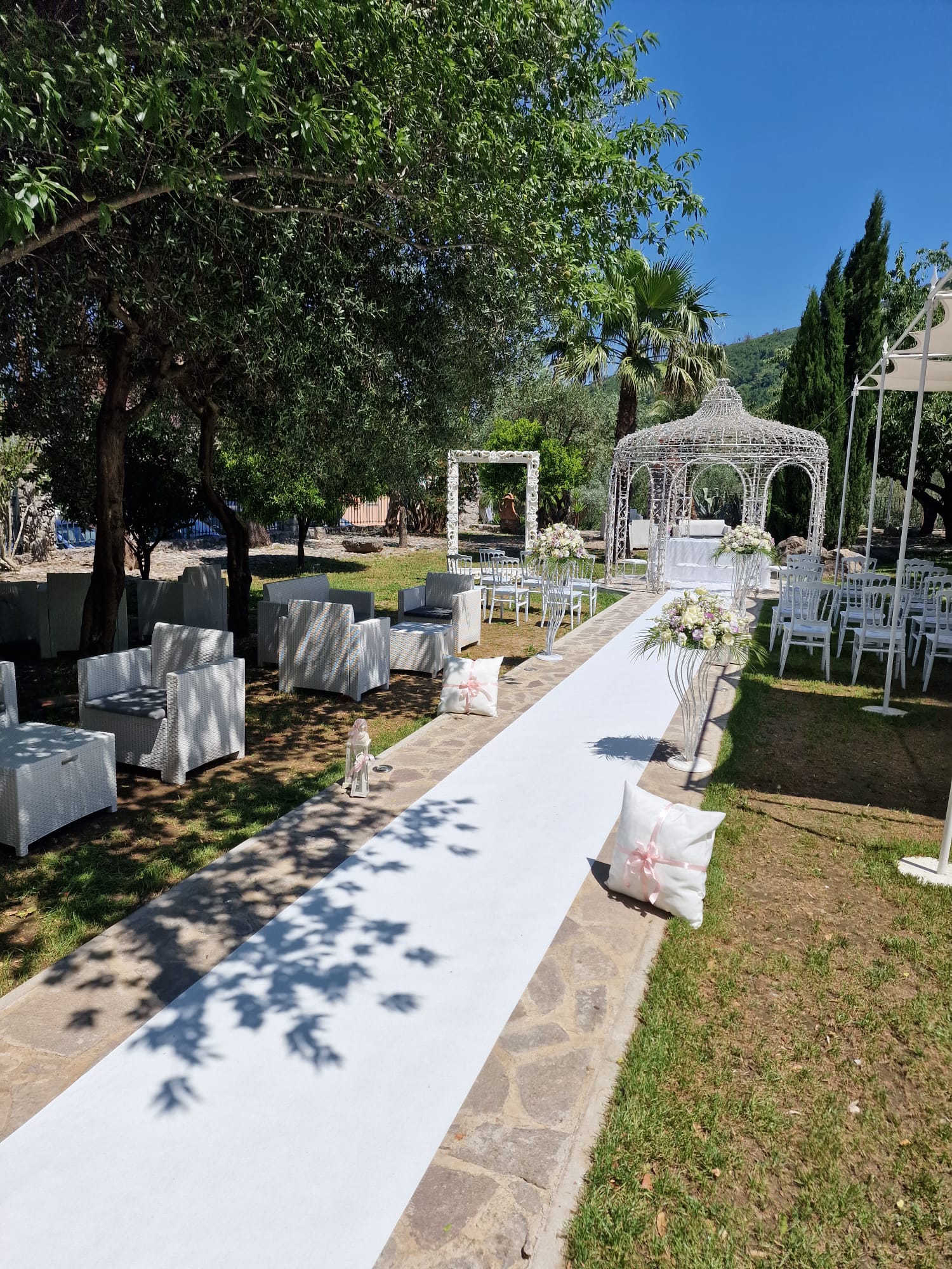 gazebo allestito per una cerimonia nuziale