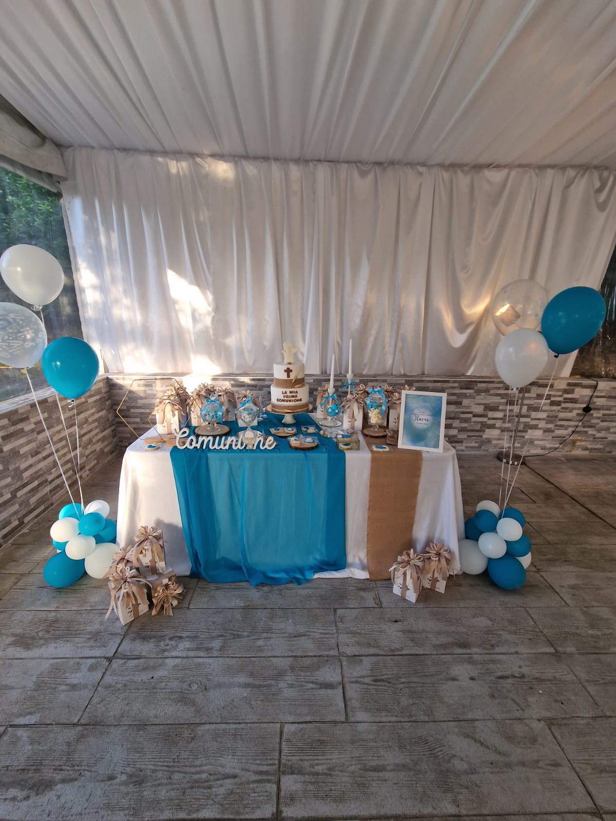 tavolo con palloncini e una torta sopra in una stanza