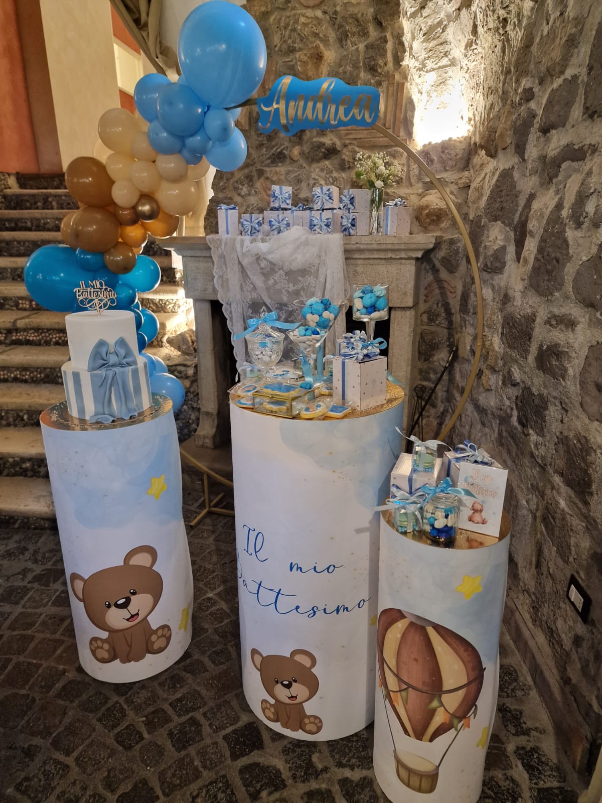 bomboniere per il battesimo di un bambino appoggiate su un tavolo