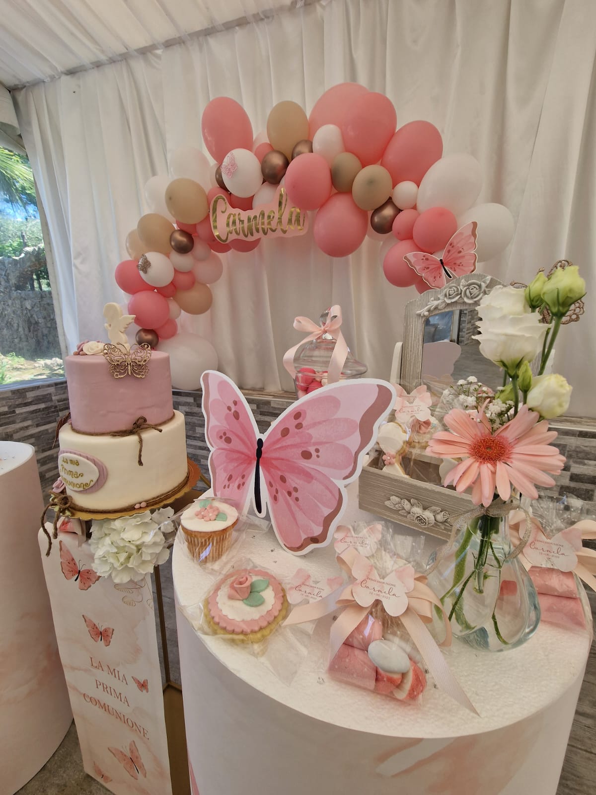 tavolo con una torta e dei palloncini sopra
