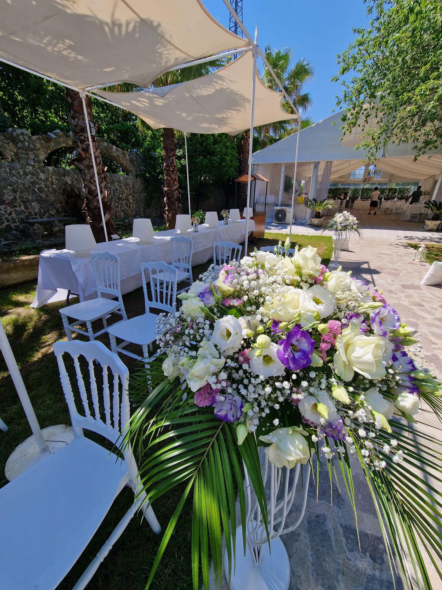 tavolo con fiori viola e bianchi sopra