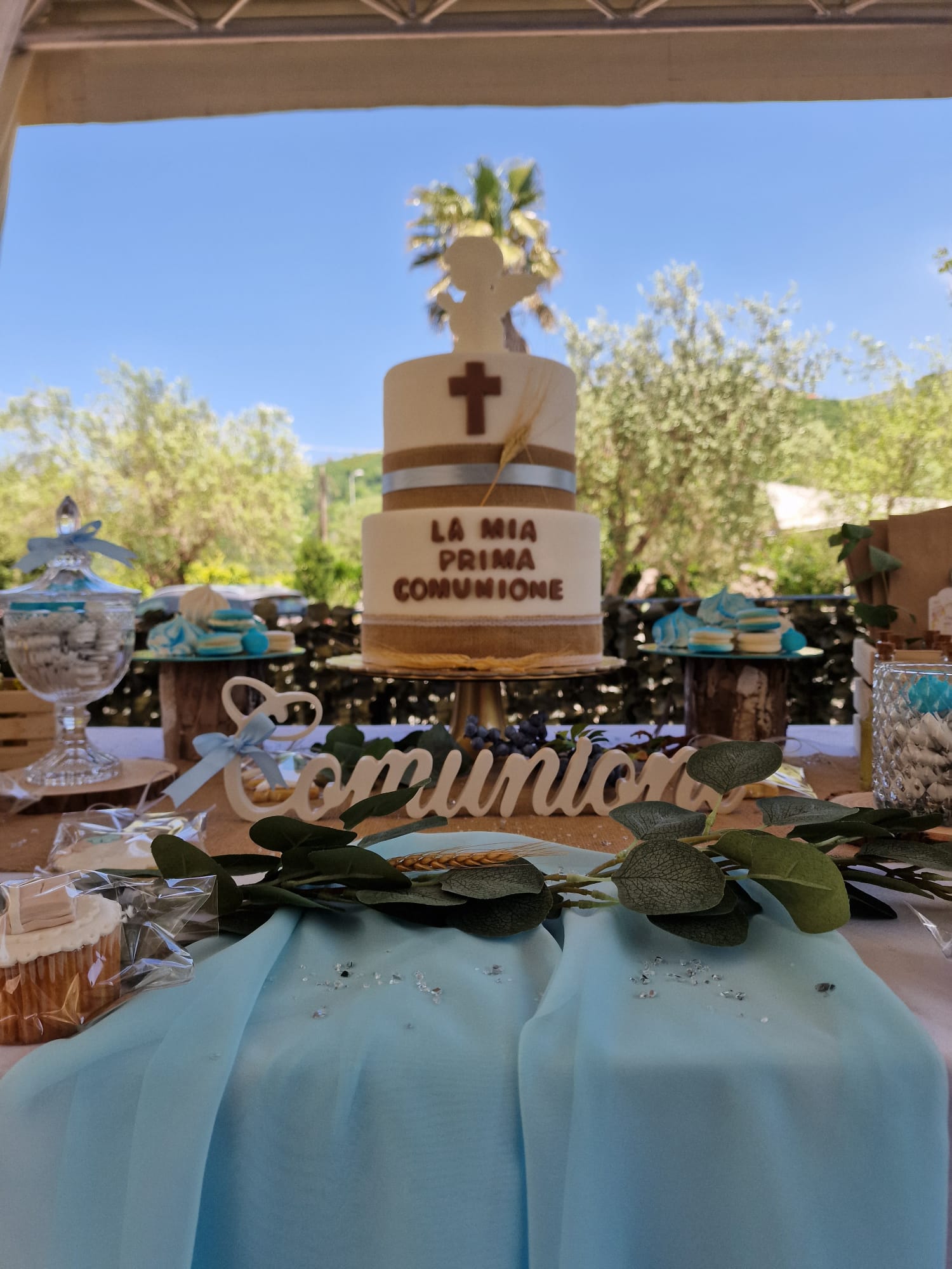 torta a più strati realizzata per una prima comunione