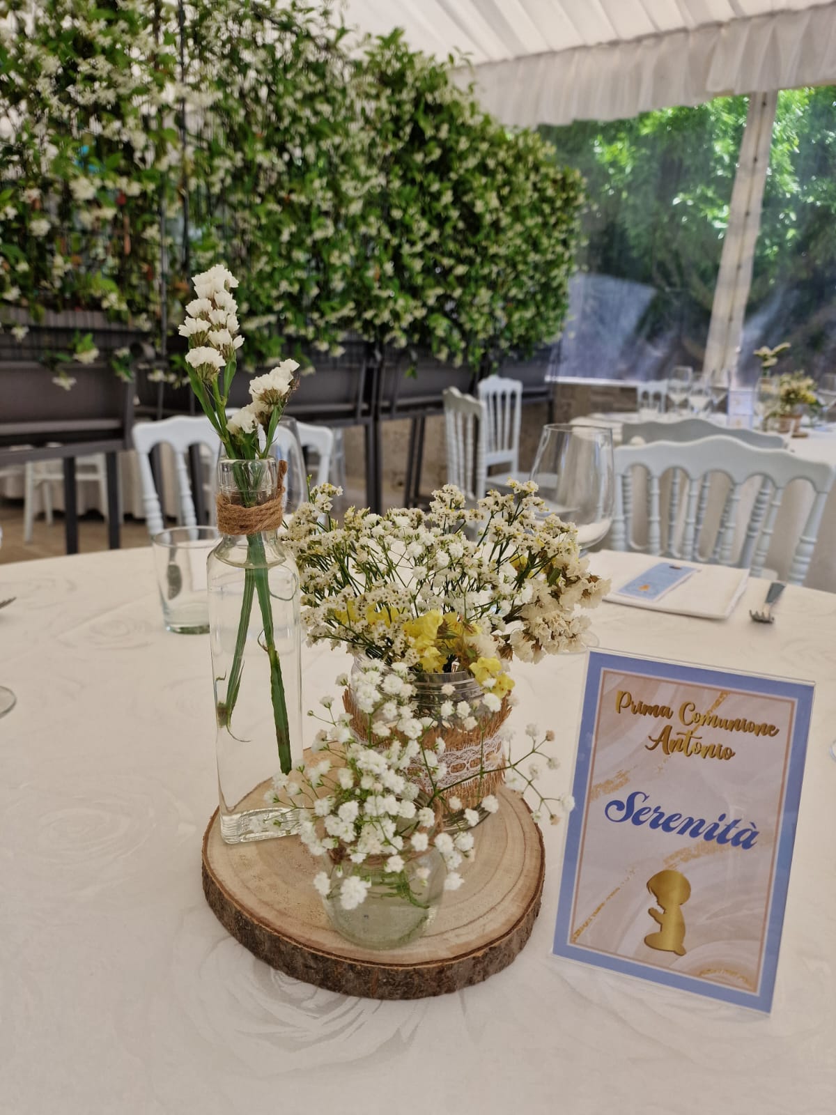 tavolo con palloncini e una torta sopra in una stanza