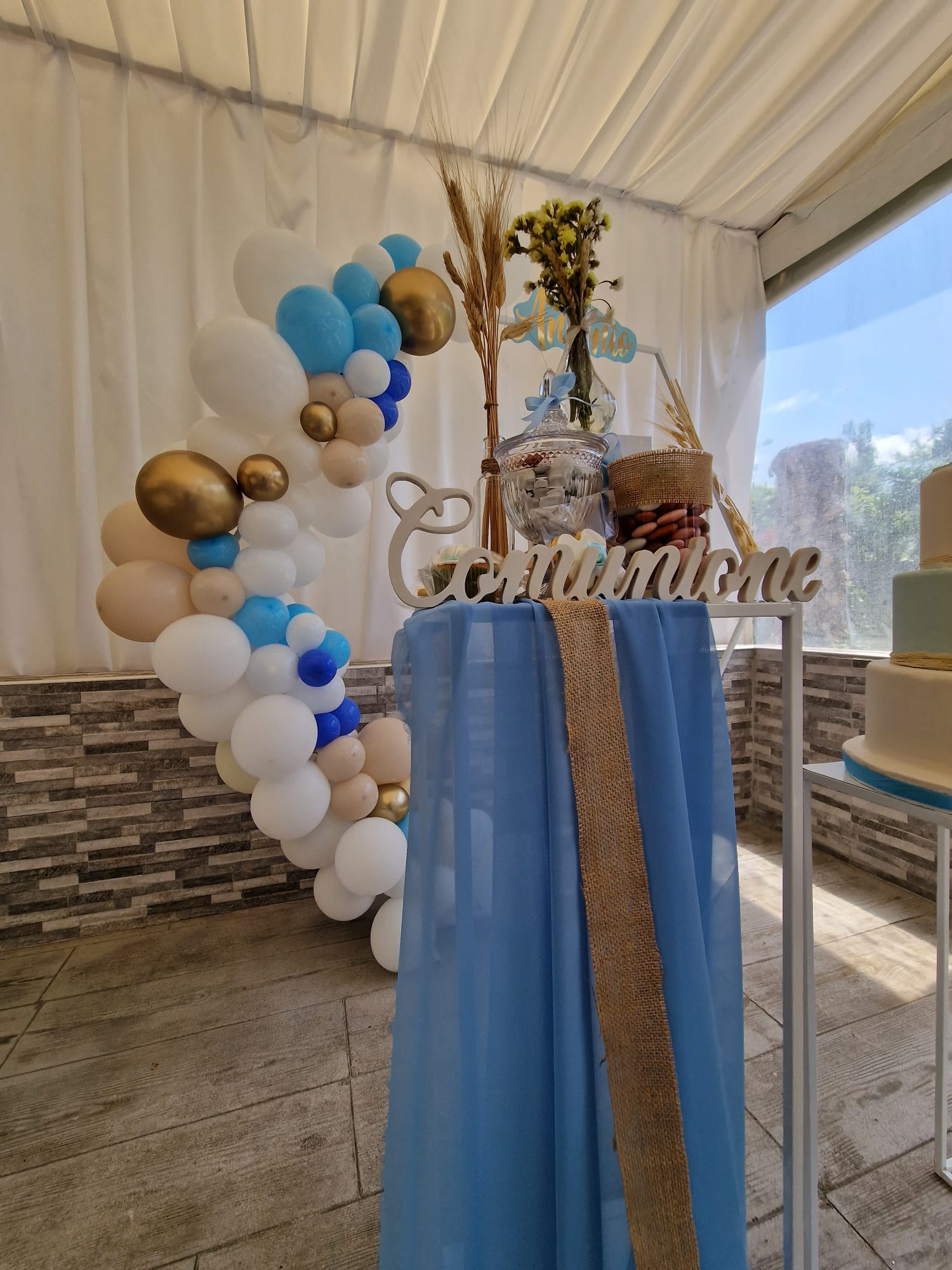 Un tavolo con palloncini e una torta sopra in una stanza.