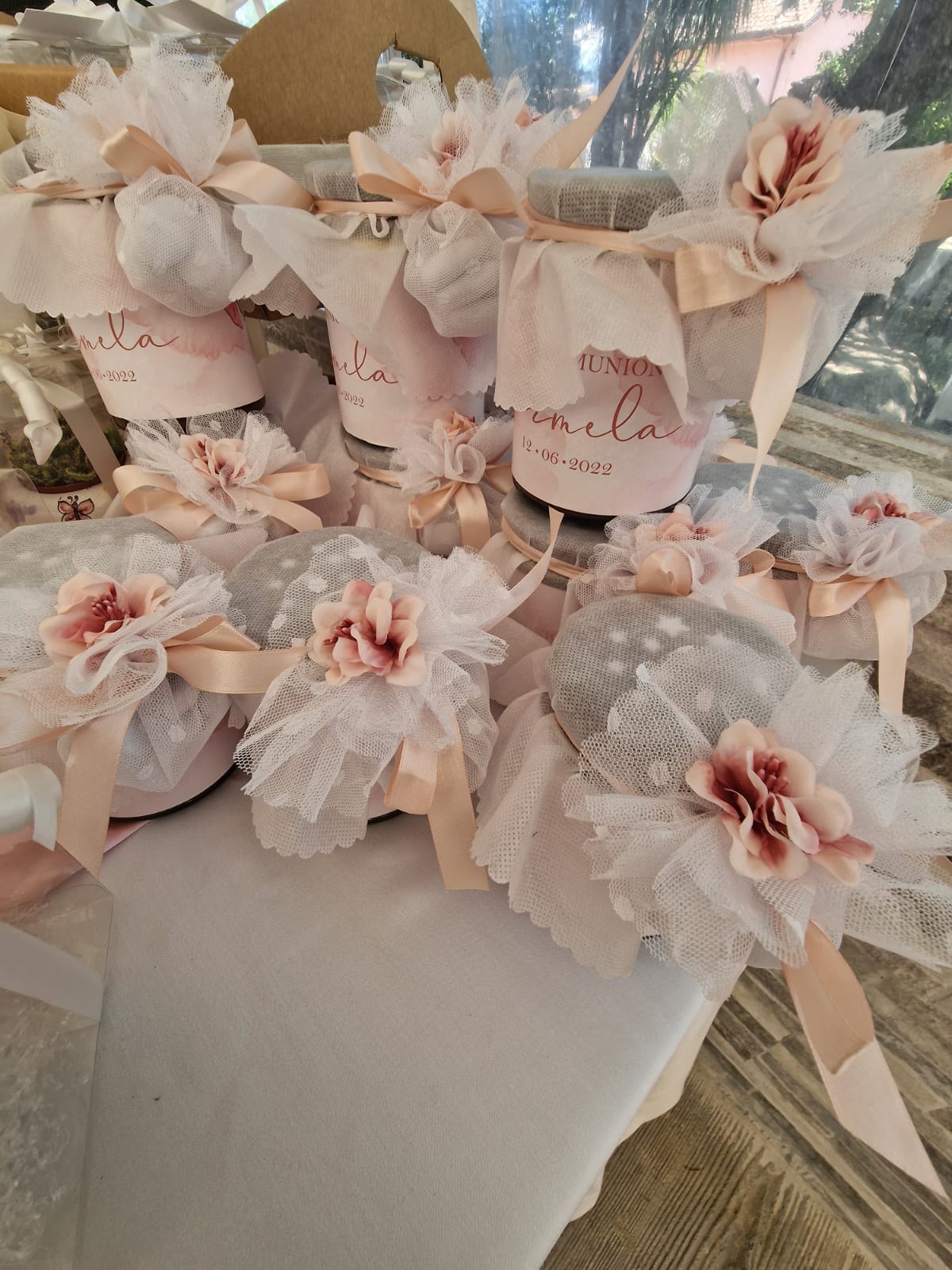 tavolo decorato con una composizione floreale