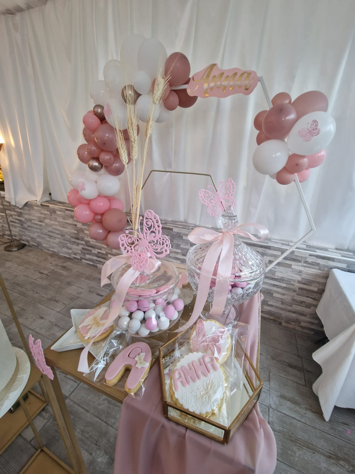 tavolo con palloncini, biscotti e caramelle sopra