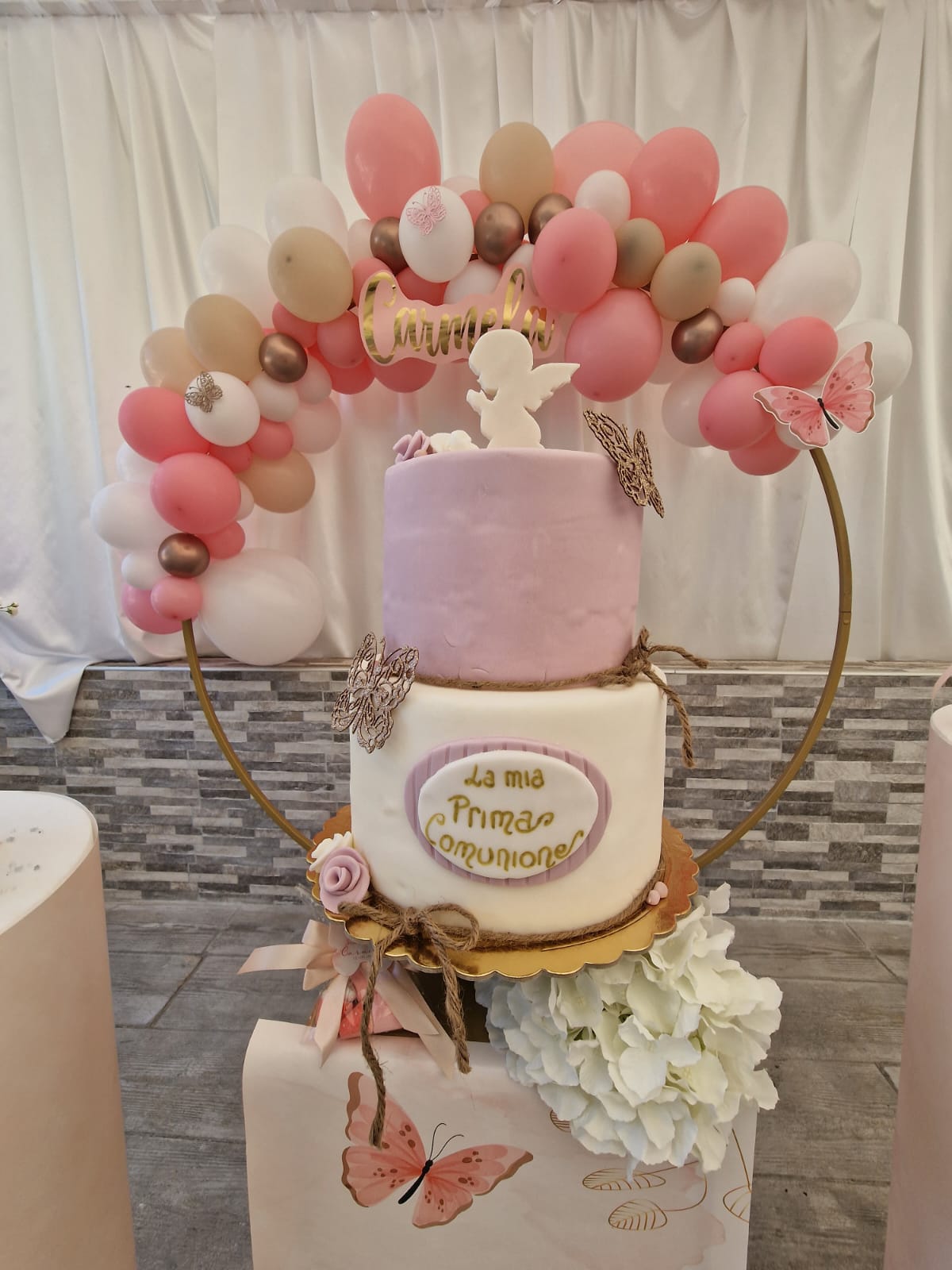torta di una prima comunione rosa e bianca