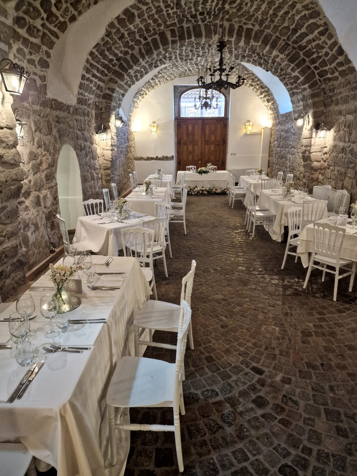 sala da pranzo con tavoli e sedie allestita per un ricevimento di nozze