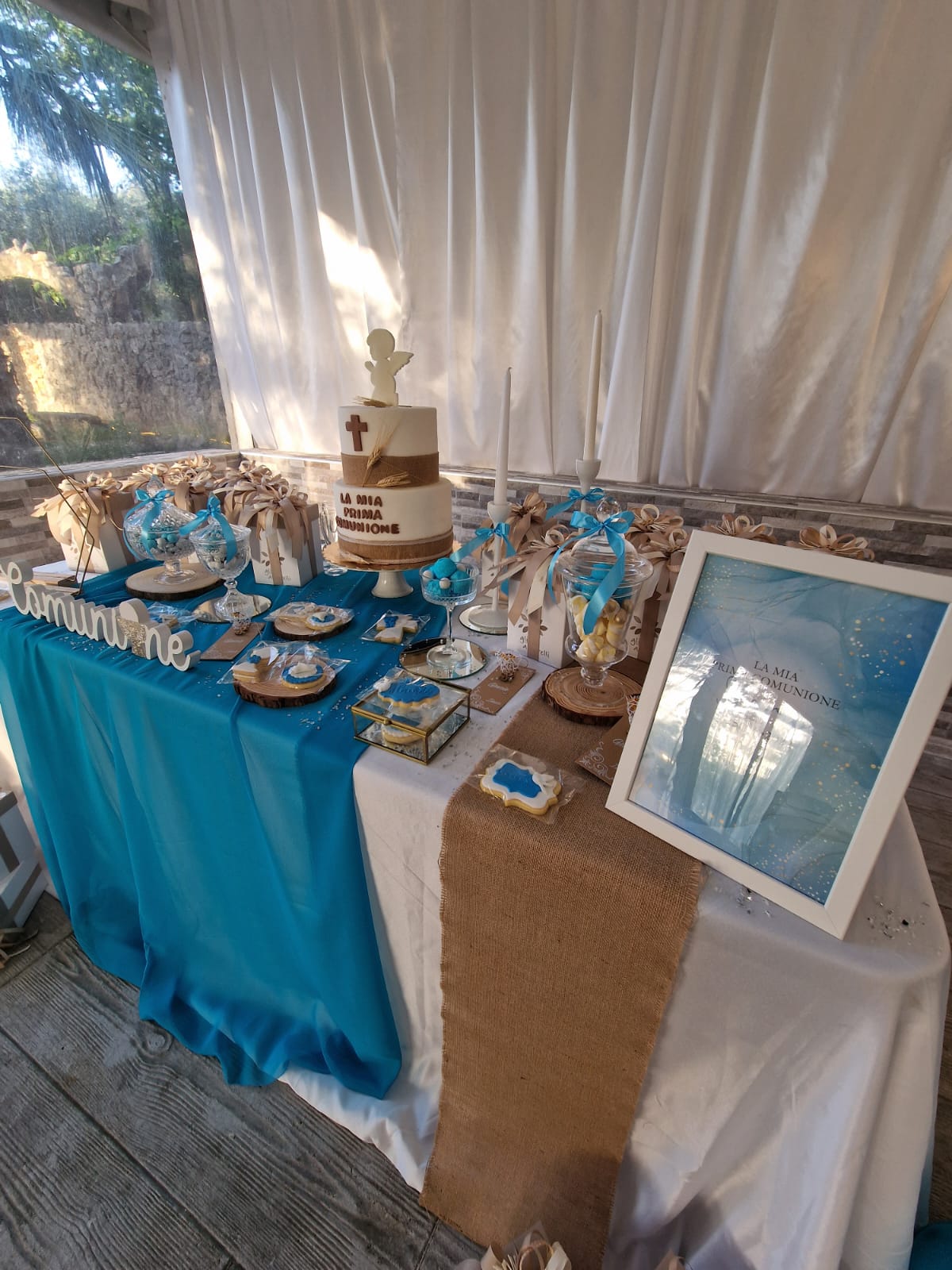 tavolo con una tovaglia blu e una torta sopra