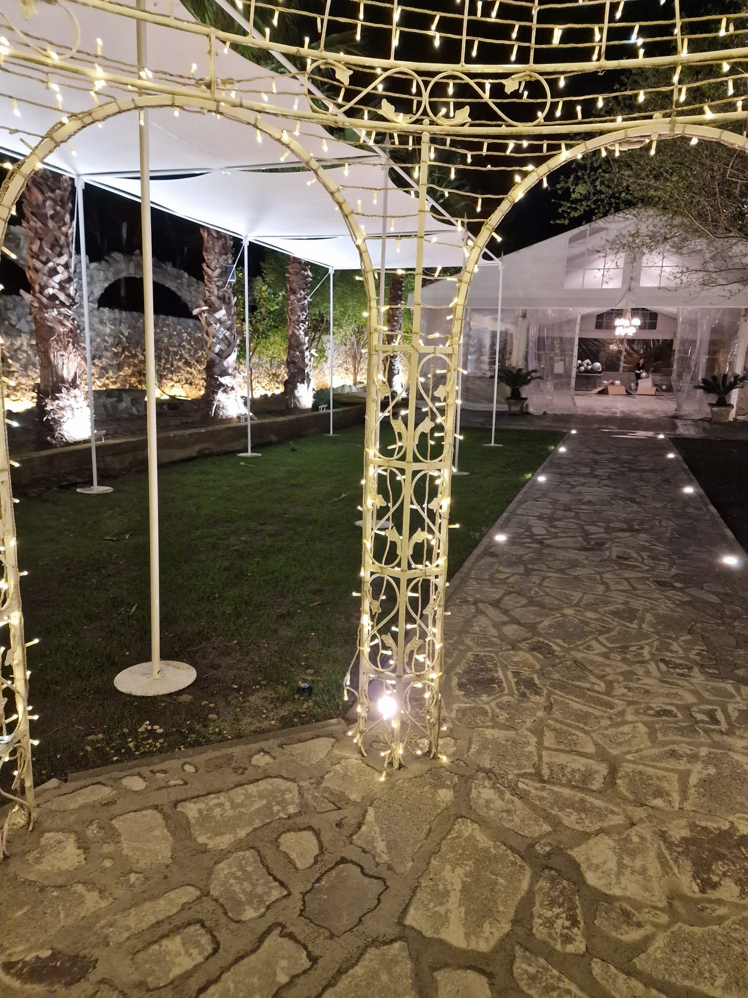 gazebo con luci illuminato di notte