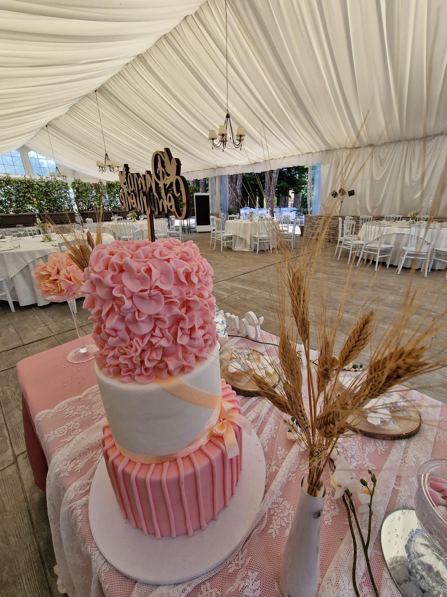 torta rosa e bianca allestita per una cerimonia