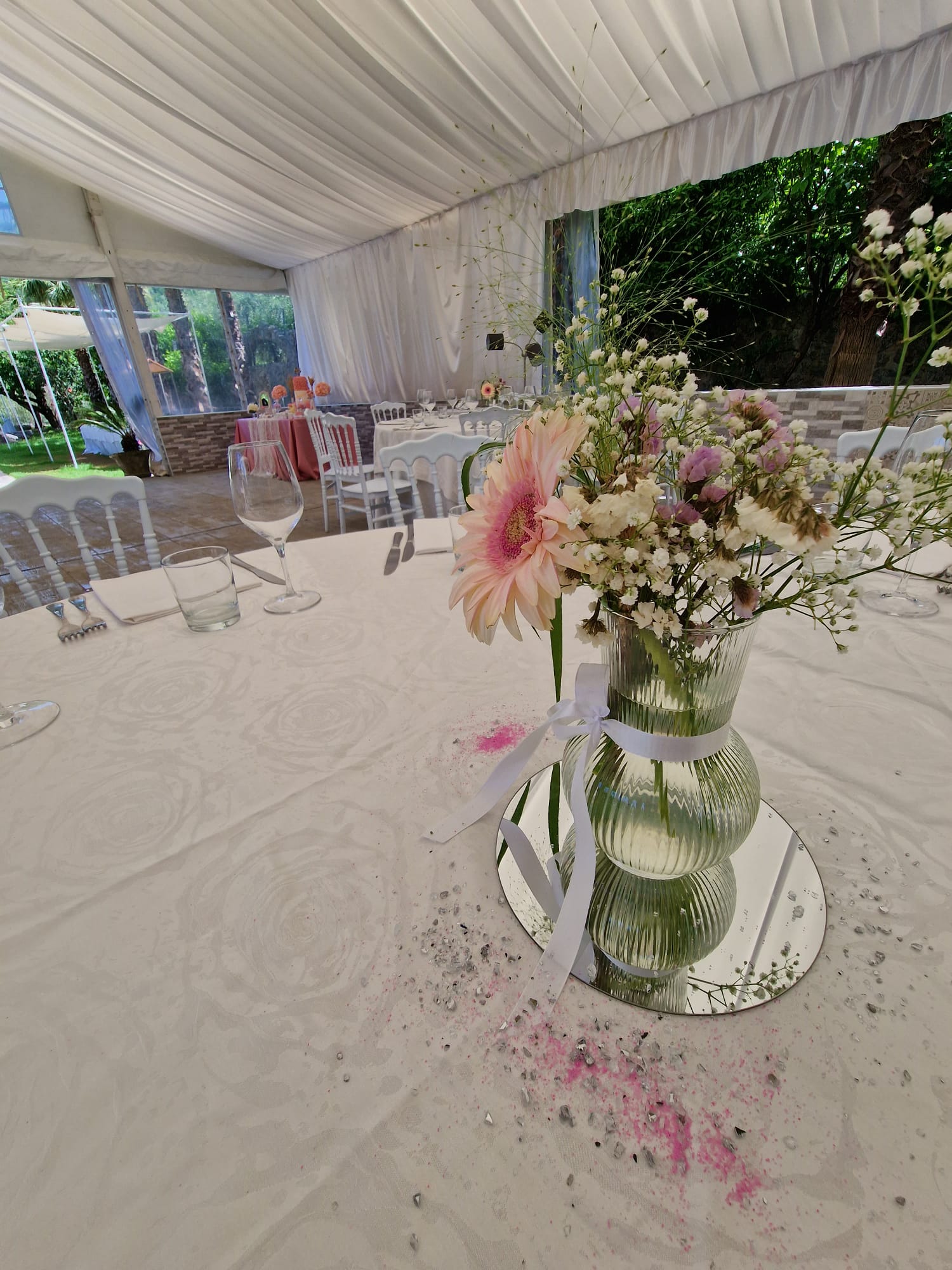un tavolo allestito per un evento