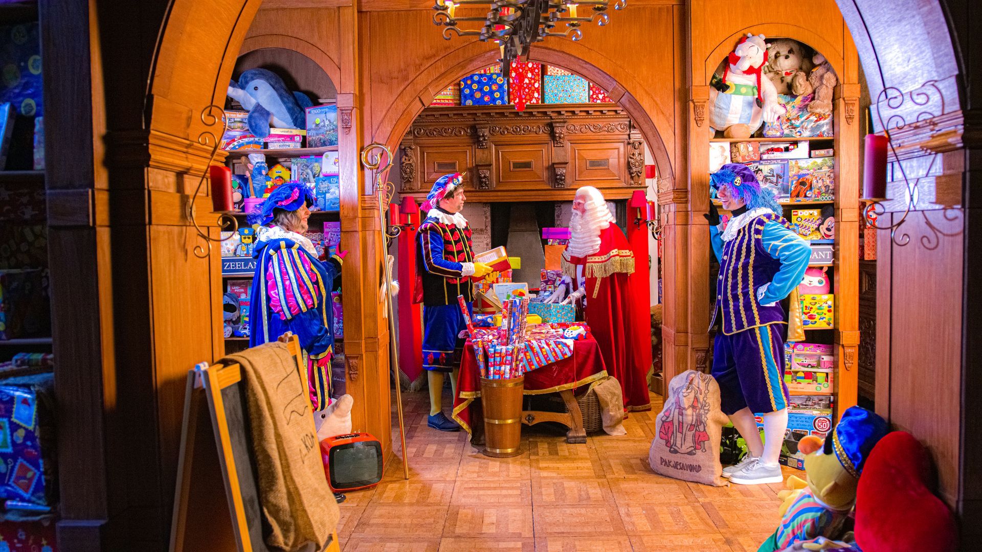 Sint en pieten in de pakjeskamer