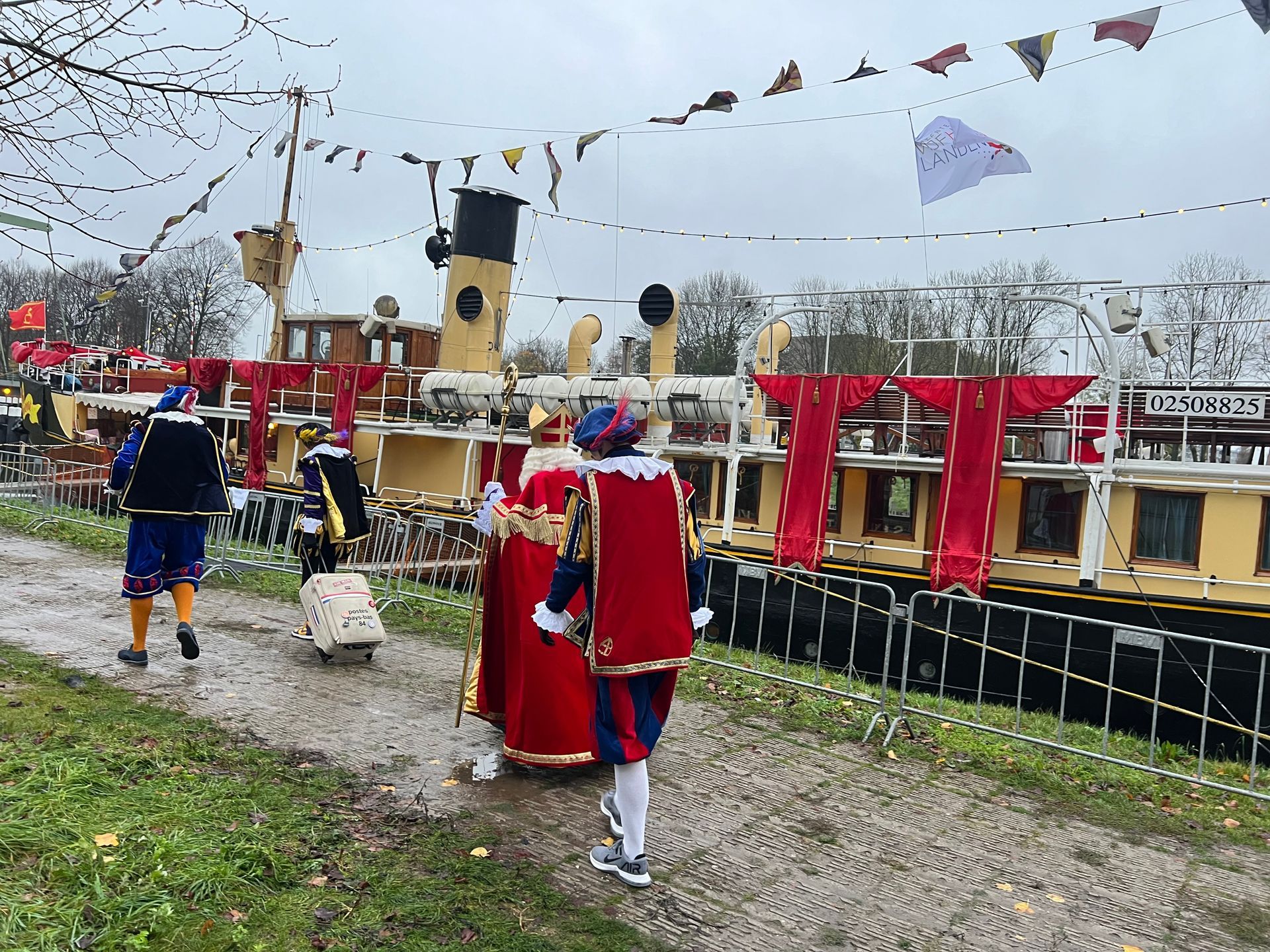 Sinterklaas en pieten stappen aan boord van de stoomboot