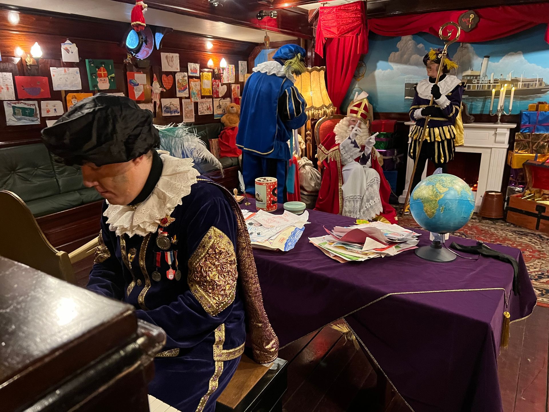 Sinterklaas op de stoompoot en 1 piet achter de piano