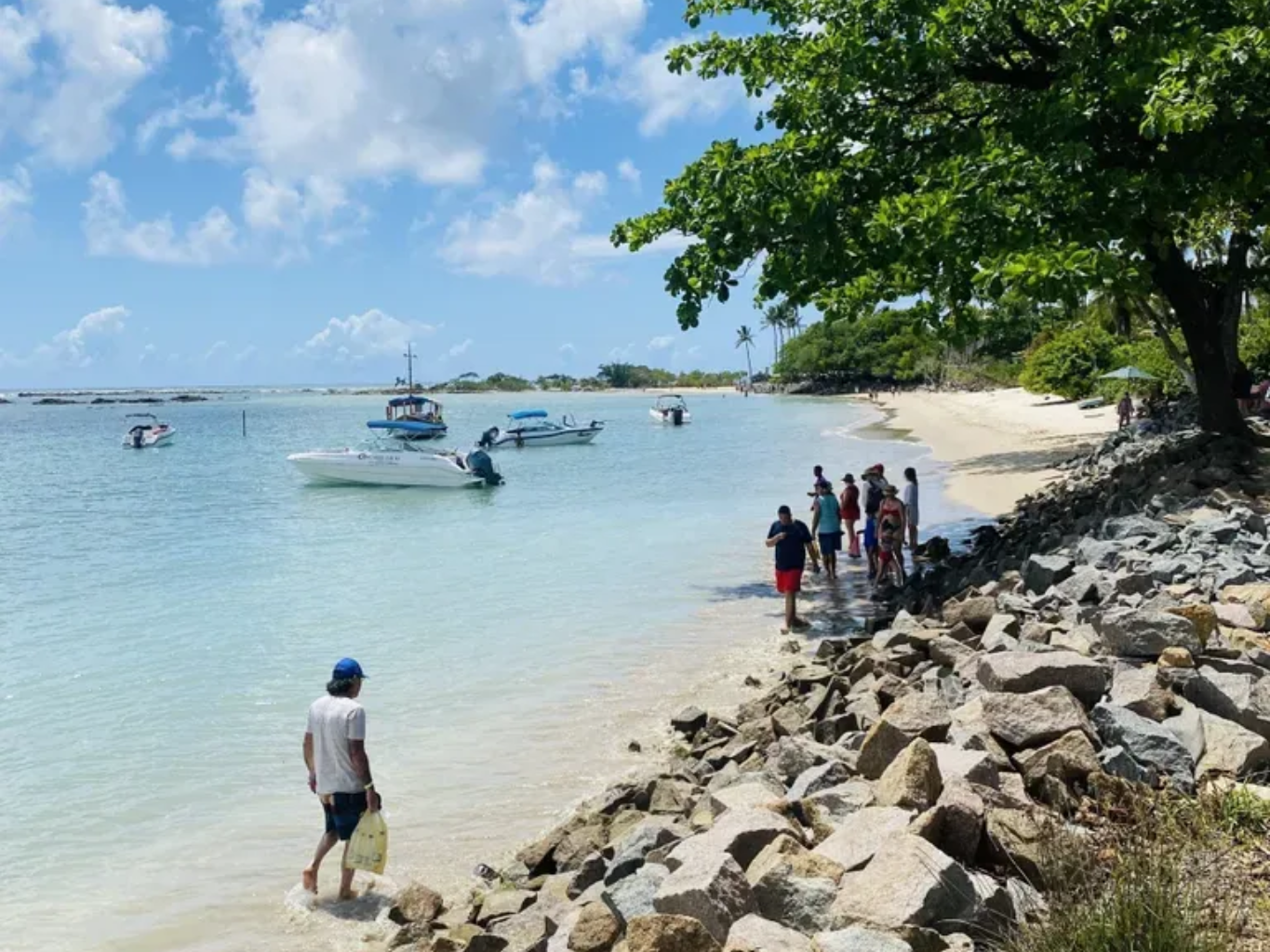 Imagem de barcos sobre o mar da Terceira Praia de Morro de São Paulo, na Bahia.