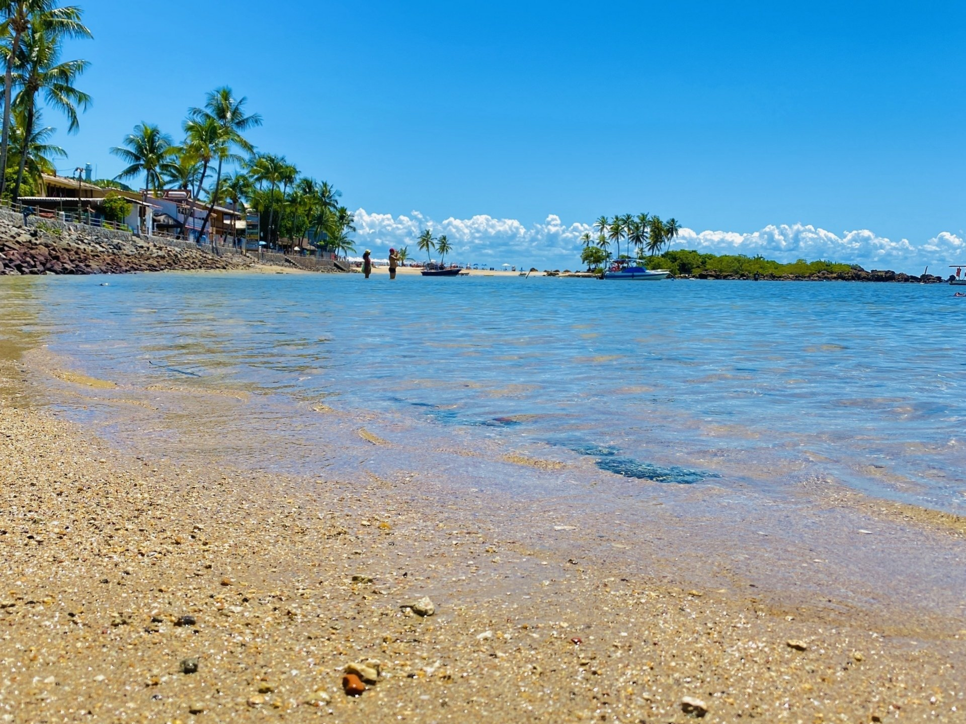 Imagem da faixa de areia da Terceira Praia de Morro de São Paulo, na Bahia.