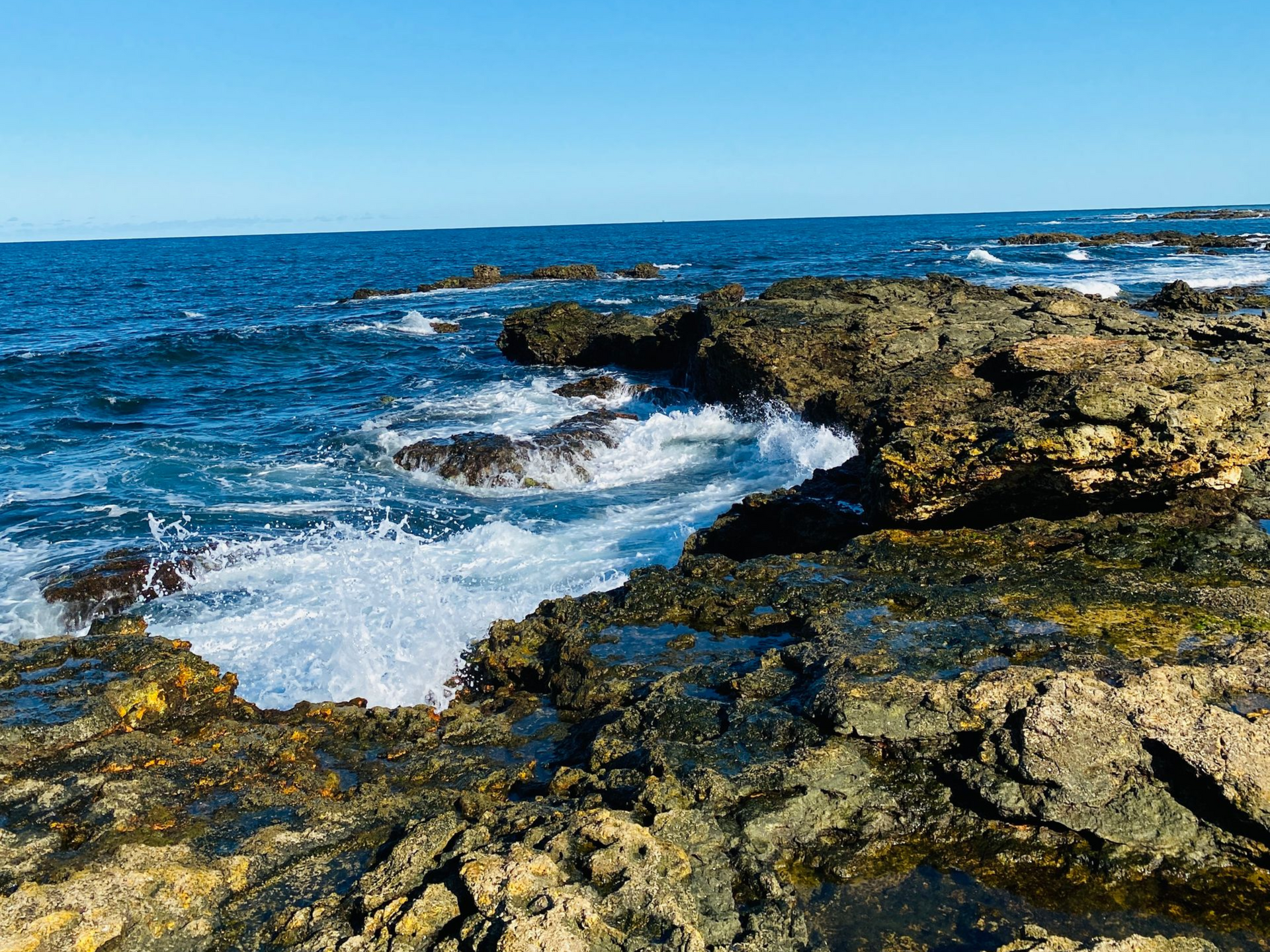 Imagem das pedras no mar da Ilha do Caitá, em Morro de São Paulo, Bahia.
