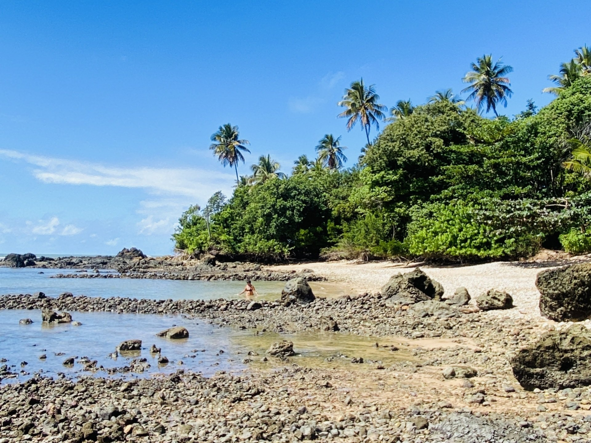 Imagem da vista do mar na Praia das Pedrinhas, em Boipeba, Bahia.
