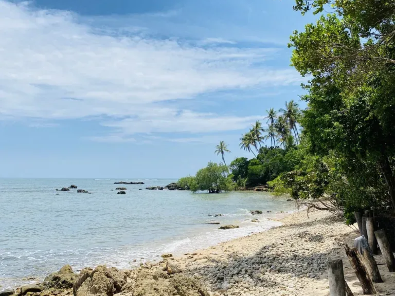 Imagem de uma bela paisagem da Praia das Pedrinhas, em Boipeba, Bahia.