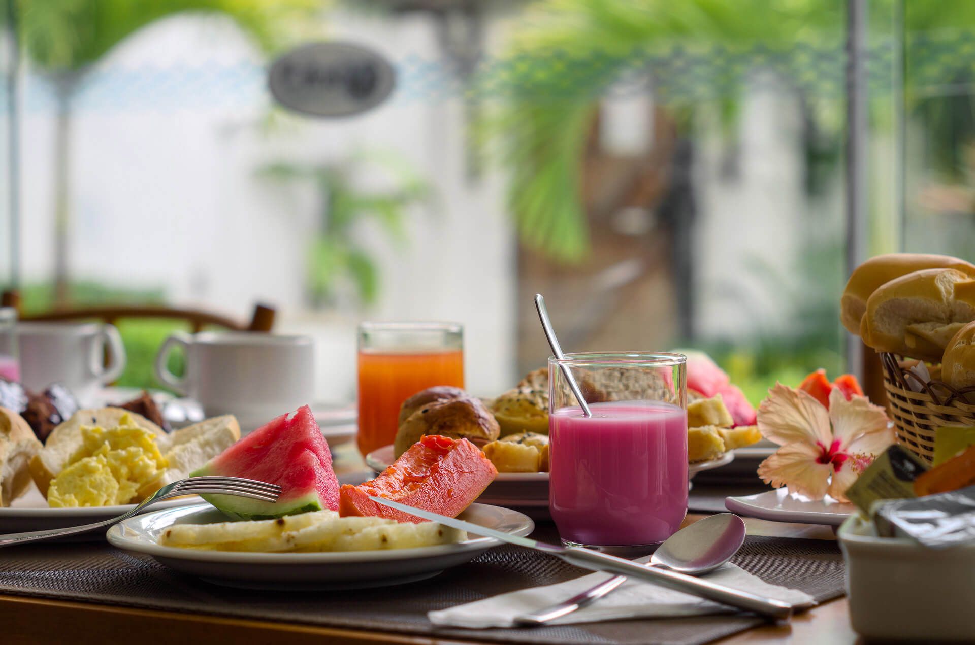 Pousada Bahia 10 prato com frutas e copo de suco