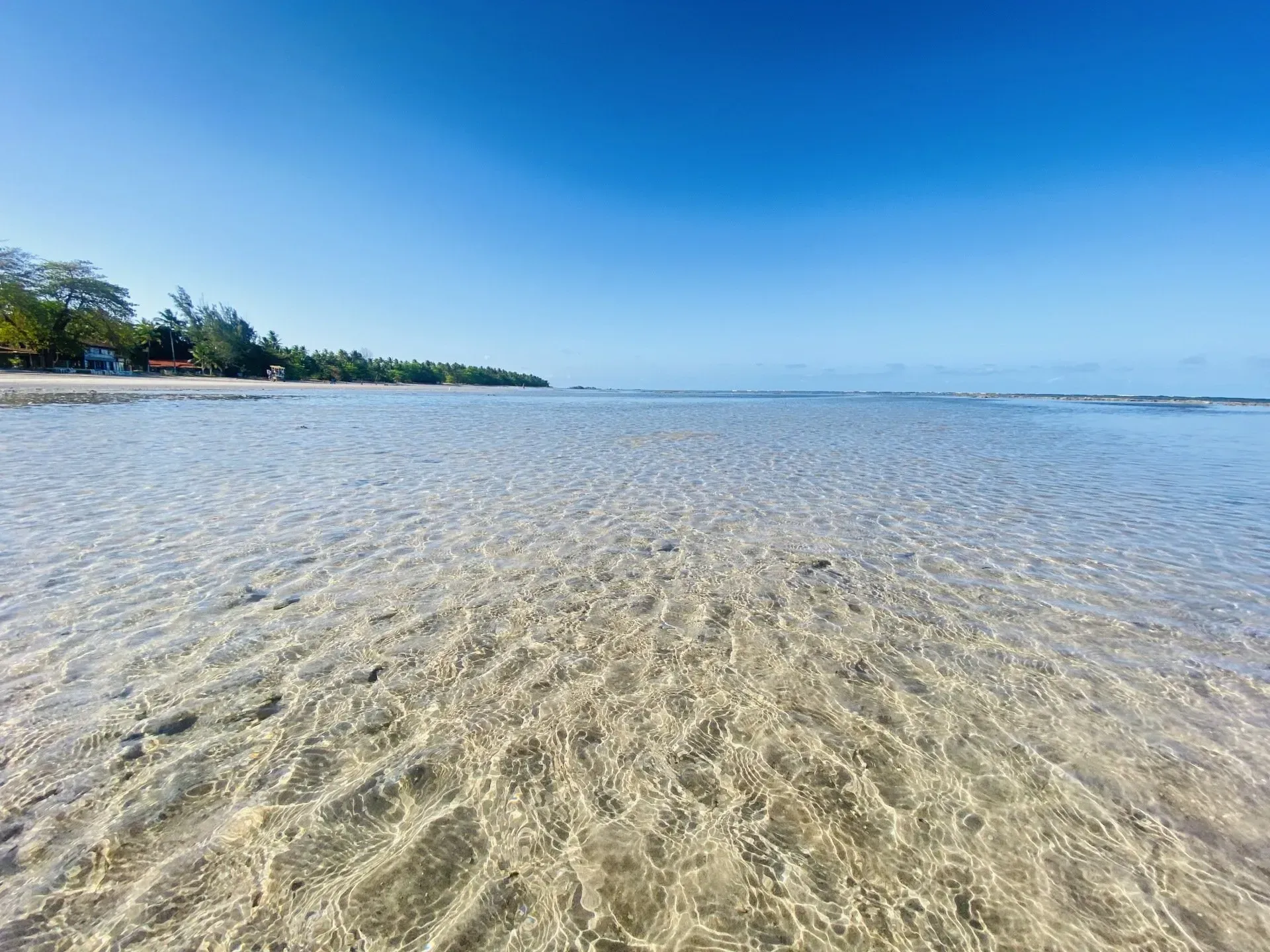 Imagem das águas cristalinas da Quarta Praia em Morro de São Paulo.