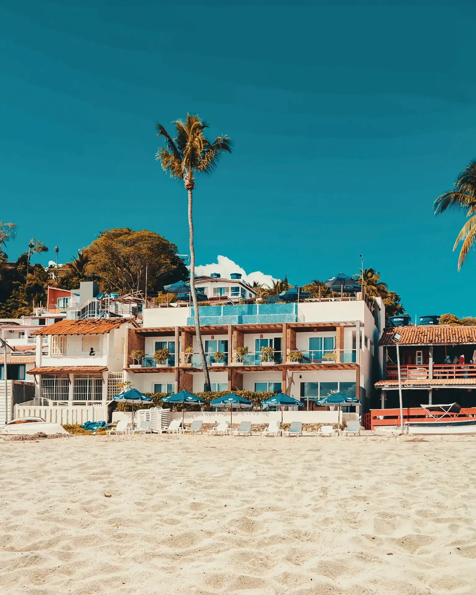 fachada da pousada vista da praia
