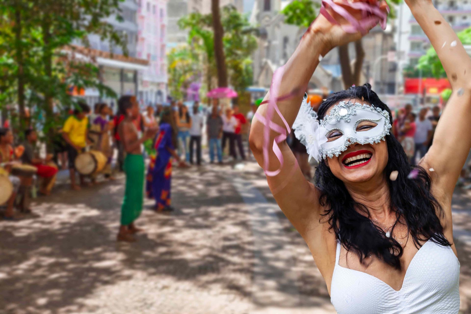Pessoas curtindo o Carnaval de rua em Morro de São Paulo 