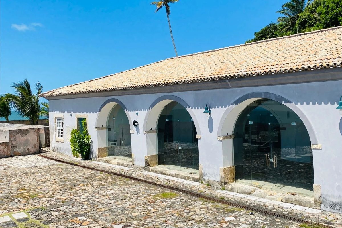 Imagem de uma casa nas ruínas da Fortaleza de Tapirandú, em Morro de São Paulo.