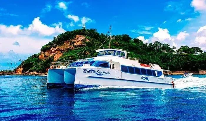 Imagem de uma das embarcações que faz o trajeto de catamarã para Morro de São Paulo.