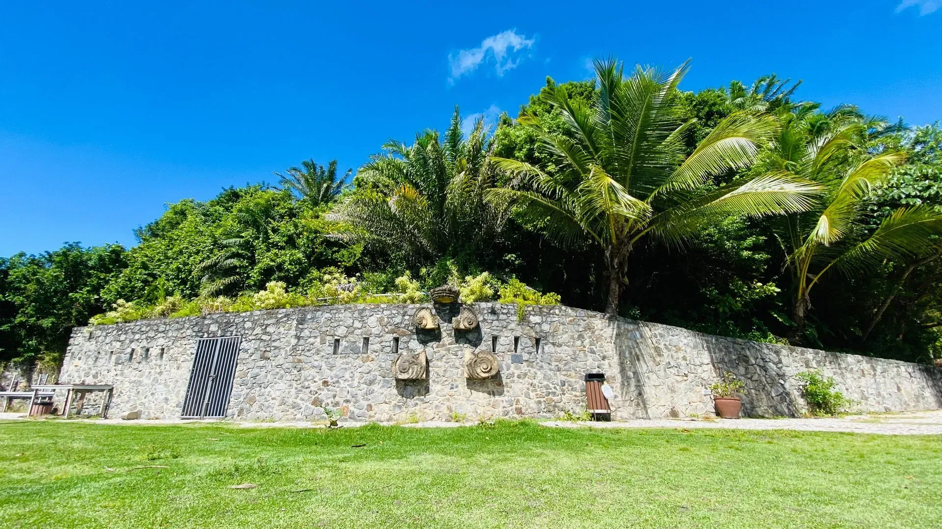 Estrutura de pedra próxima ao Forte de Tapirandú, na Praia do Forte, em Morro de São Paulo, na Bahia.