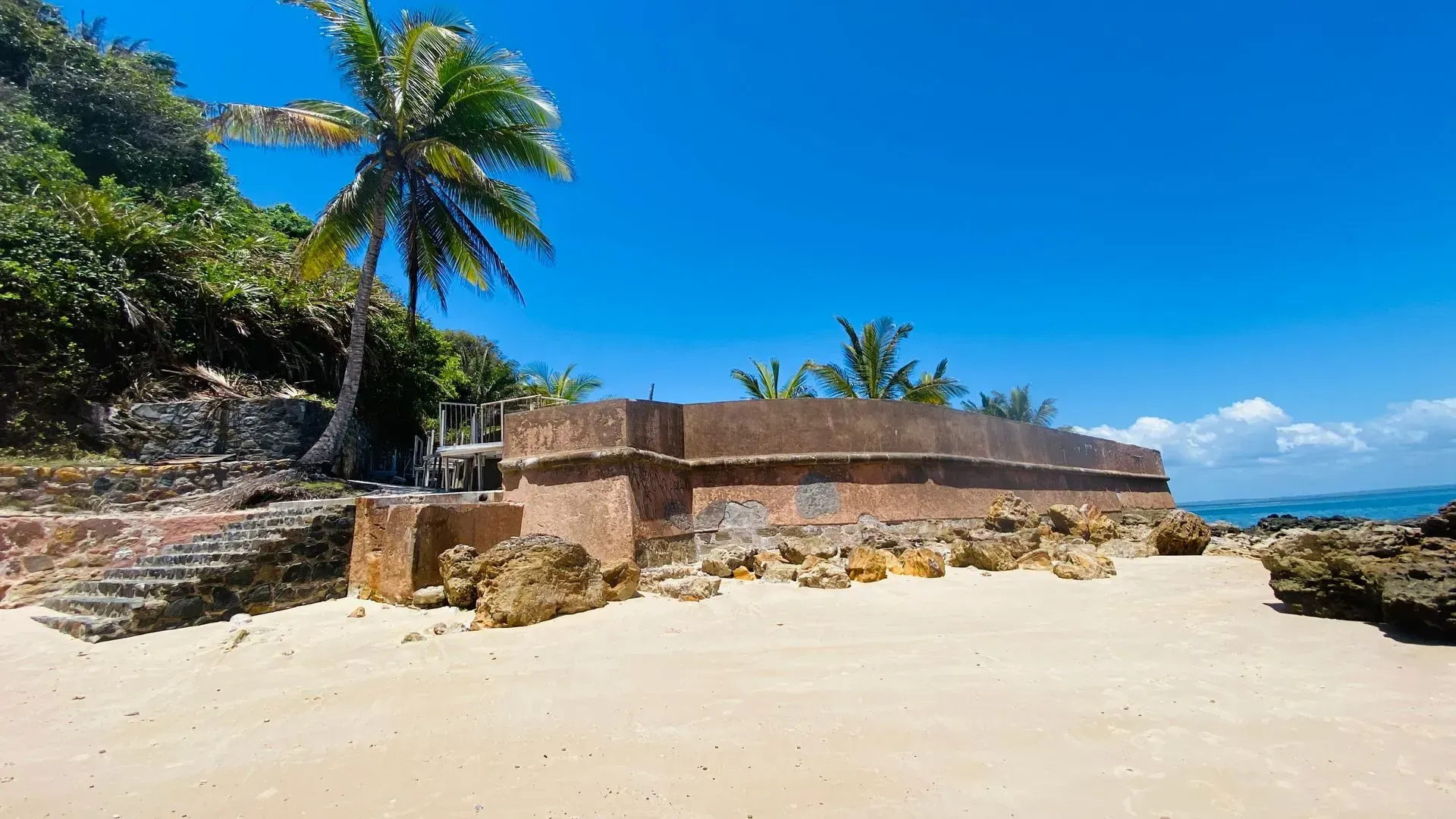 Imagem da estrutura natural da Praia do Forte, em Morro de São Paulo, na Bahia.
