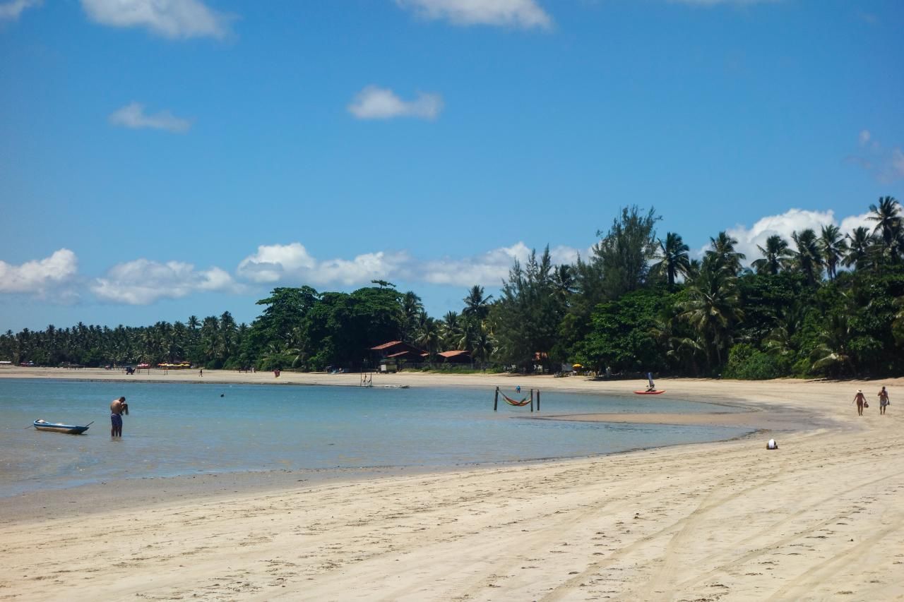 Imagem de uma praia tranquila e vazia em Morro de São Paulo, ilustrando como é o inverno na Bahia.