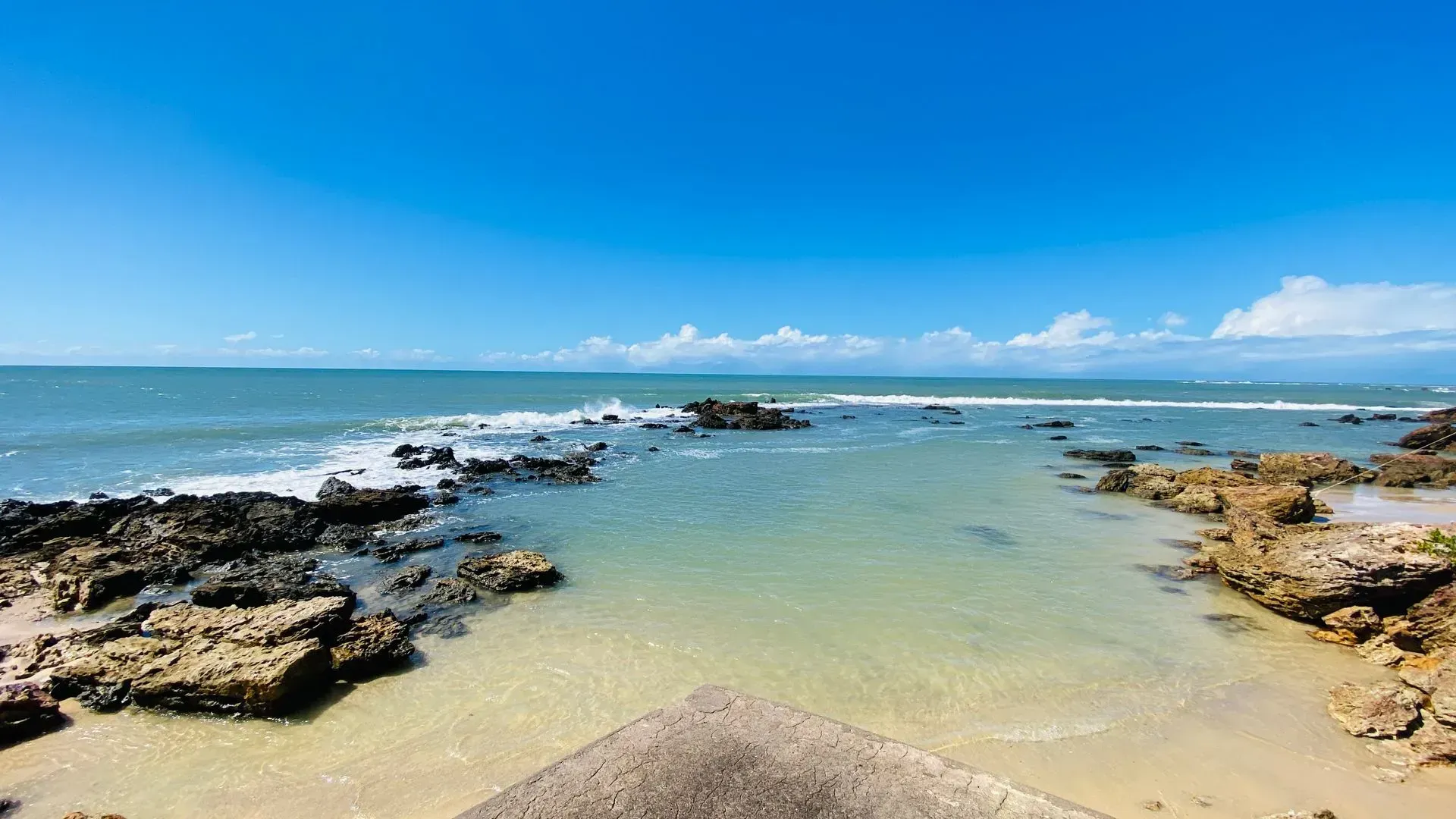 Imagem do mar e das pedras na Praia do Forte, em Morro de São Paulo, na Bahia.