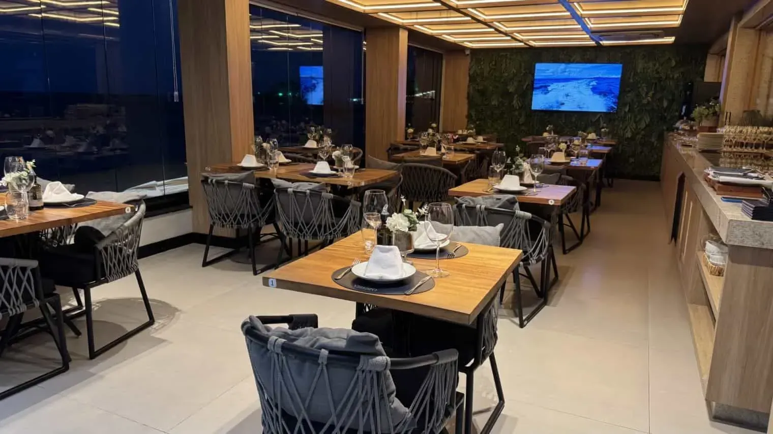 Imagem do salão principal do Restaurante Vicenzo, um dos melhores restaurantes em Morro de São Paulo.