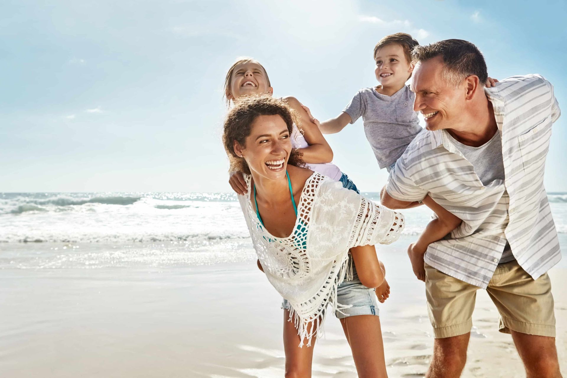 Imagem de uma família feliz, simbolizando as vantagens de viajar para Morro de São Paulo com criança
