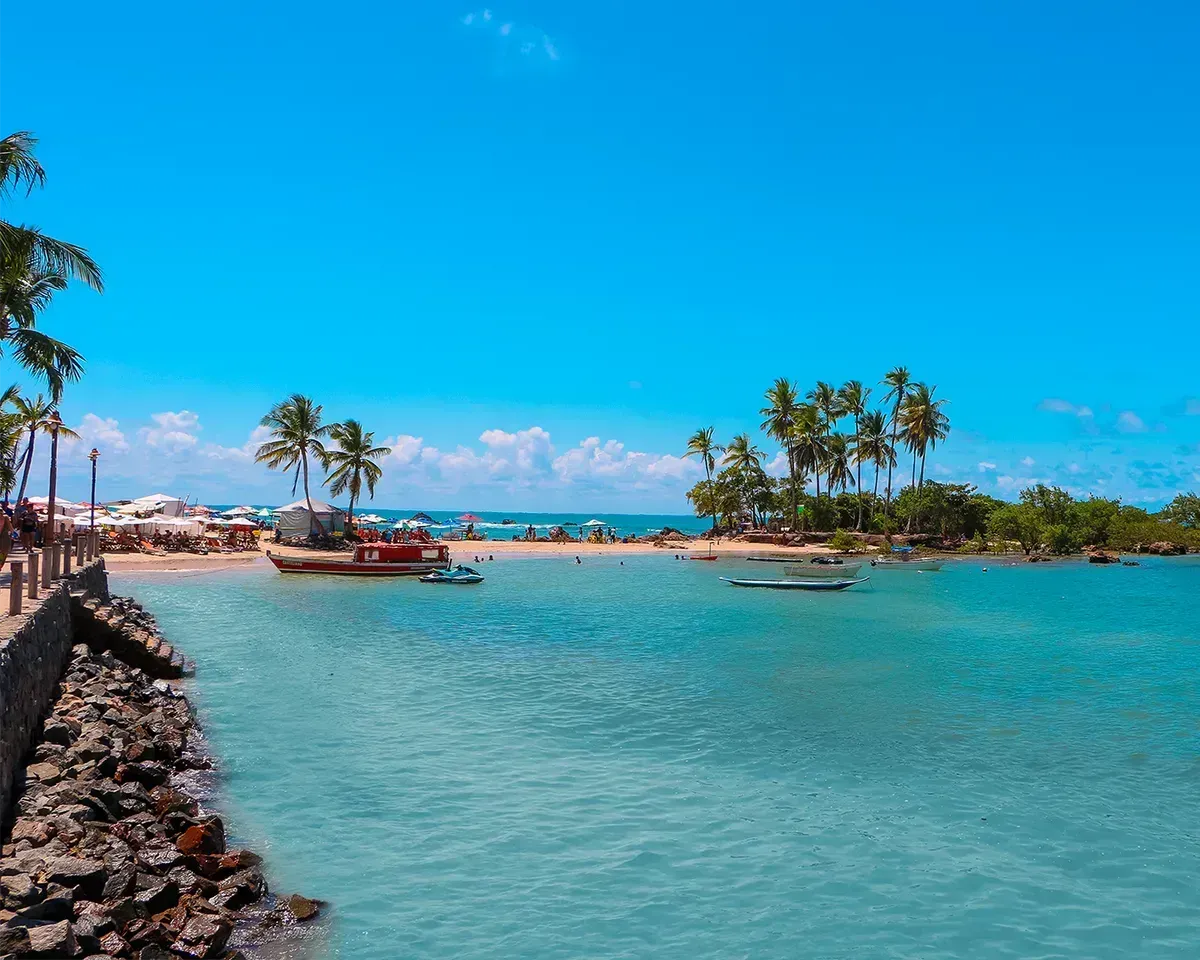 Imagem de uma praia da Ilha de Tinharé, simbolizando como chegar em Morro de São Paulo.