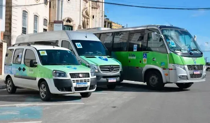 Imagem de carro, van e ônibus, simbolizando o transporte semi-terrestre para chegar em Morro de São Paulo, na Ilha de Tinharé.