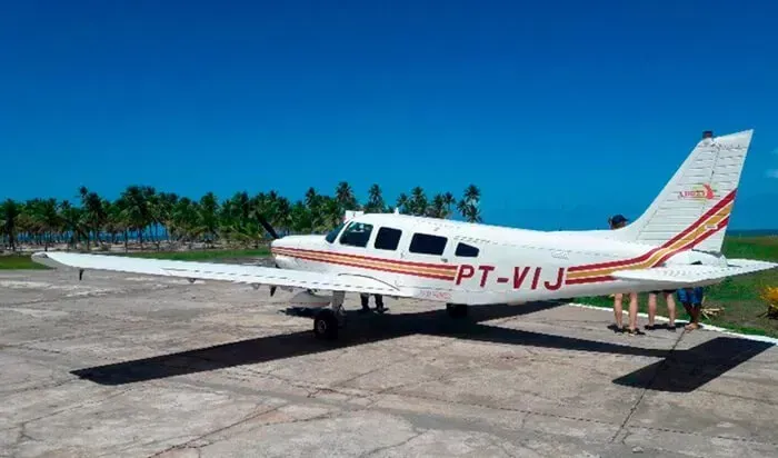 Imagem de avião de táxi-aéreo, um dos meios de transporte para chegar em Morro de São Paulo, na Ilha de Tinharé.