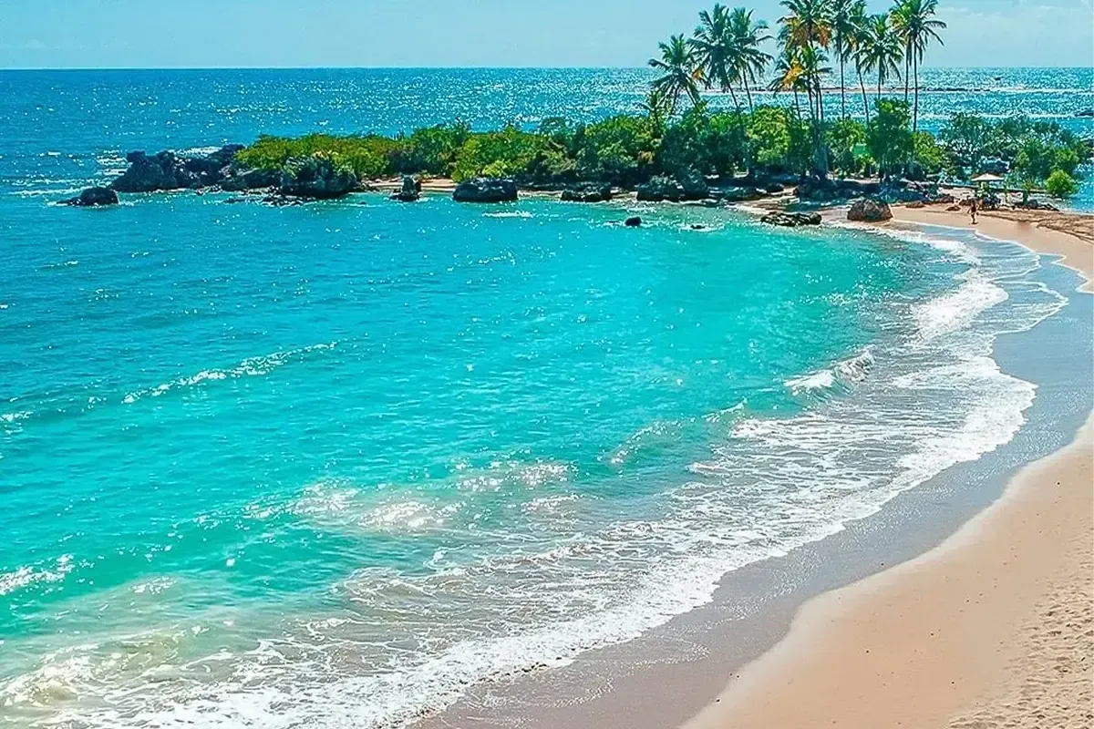 Imagem de uma bela praia na Costa do Dendê, simbolizando o que fazer em Morro de São Paulo.
