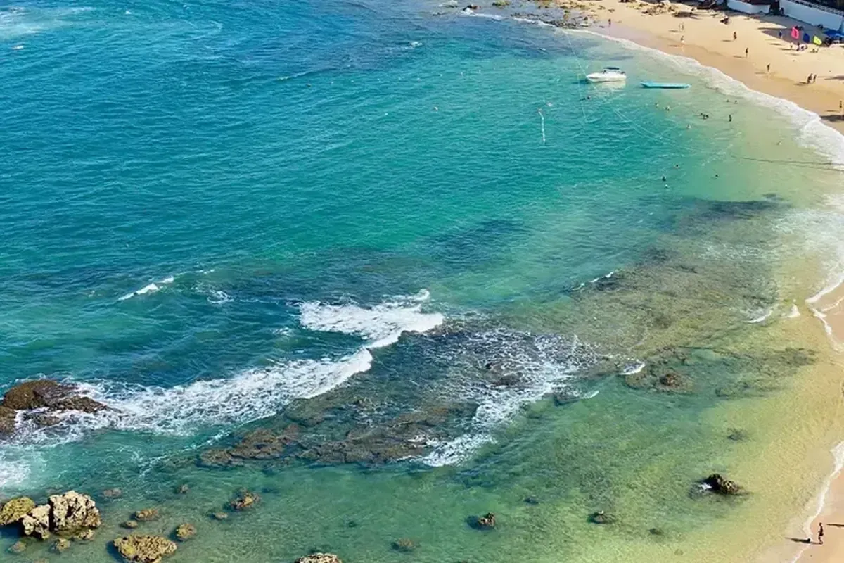 Imagem de uma das principais praias da Ilha de Tinharé, simbolizando o que fazer em Morro de São Paulo.